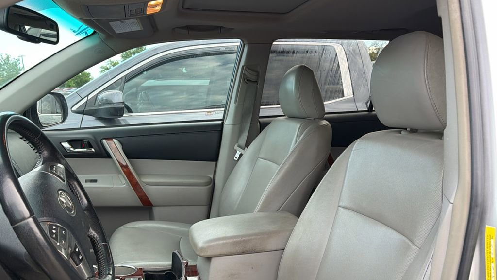 Used 2011 Toyota Highlander Limited w/ Tow Pkg image 9