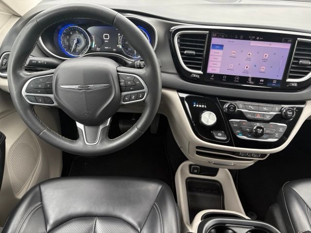 Used 2023 Chrysler Pacifica Touring-L FWD image 3