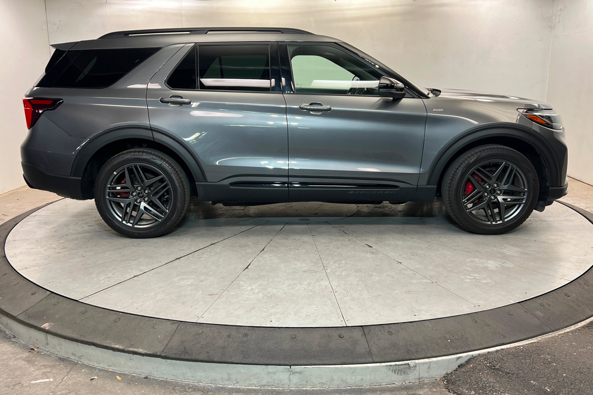 Used 2025 Ford Explorer ST-Line w/ ST-Line Street Pack AWD/4WD image 7