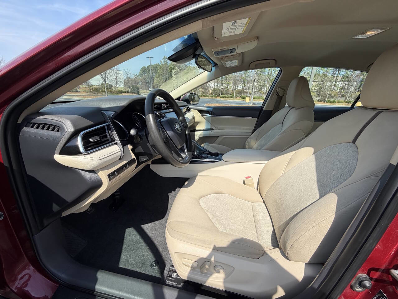 Used 2018 Toyota Camry LE image 11