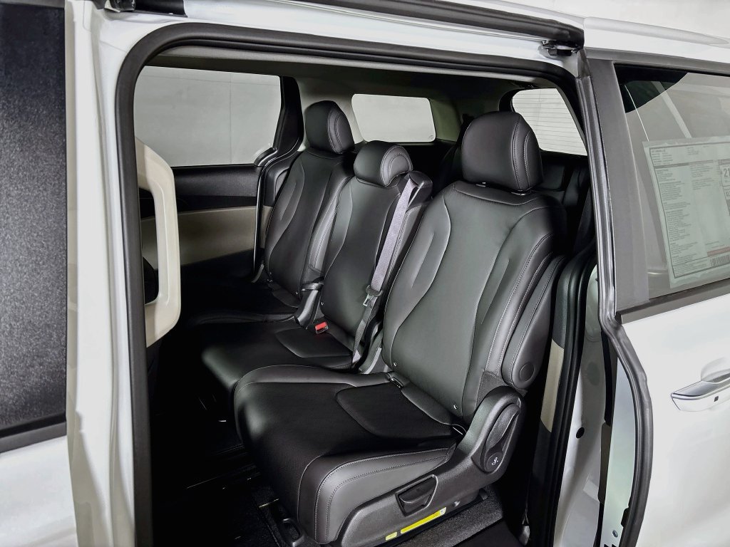 New 2027 Kia Carnival FWD image 19