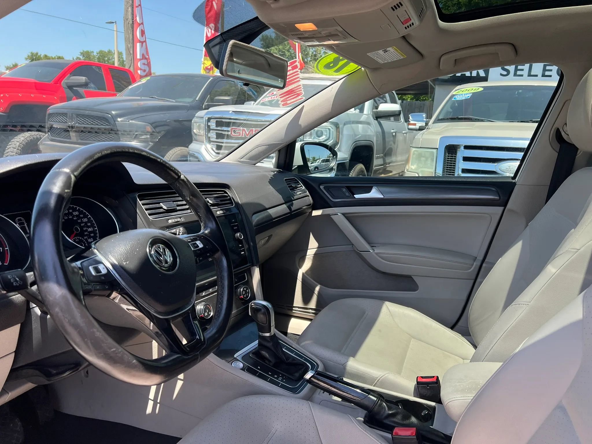 Used 2018 Volkswagen Golf SE image 10