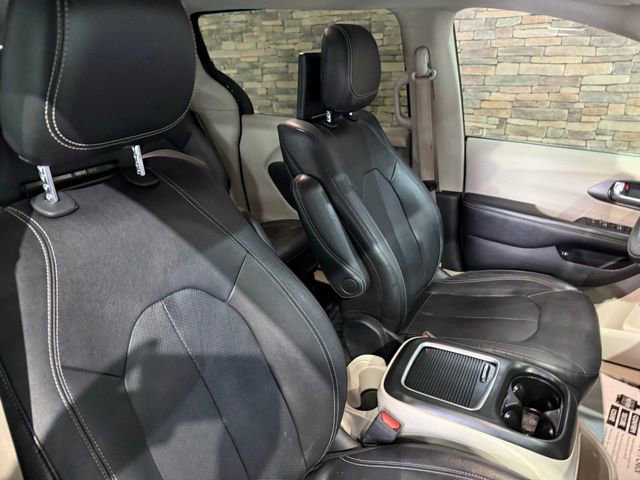 Used 2022 Chrysler Pacifica Touring-L w/ Uconnect Theater Family Group FWD image 33
