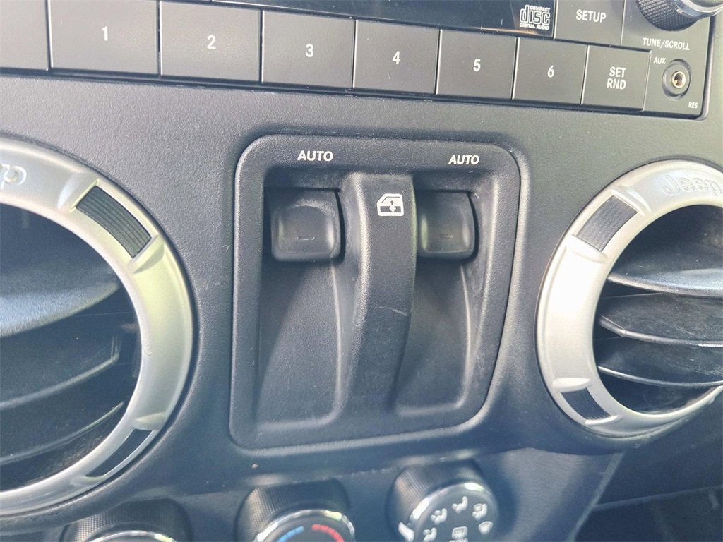 Used 2017 Jeep Wrangler Sahara w/ Connectivity Group image 32