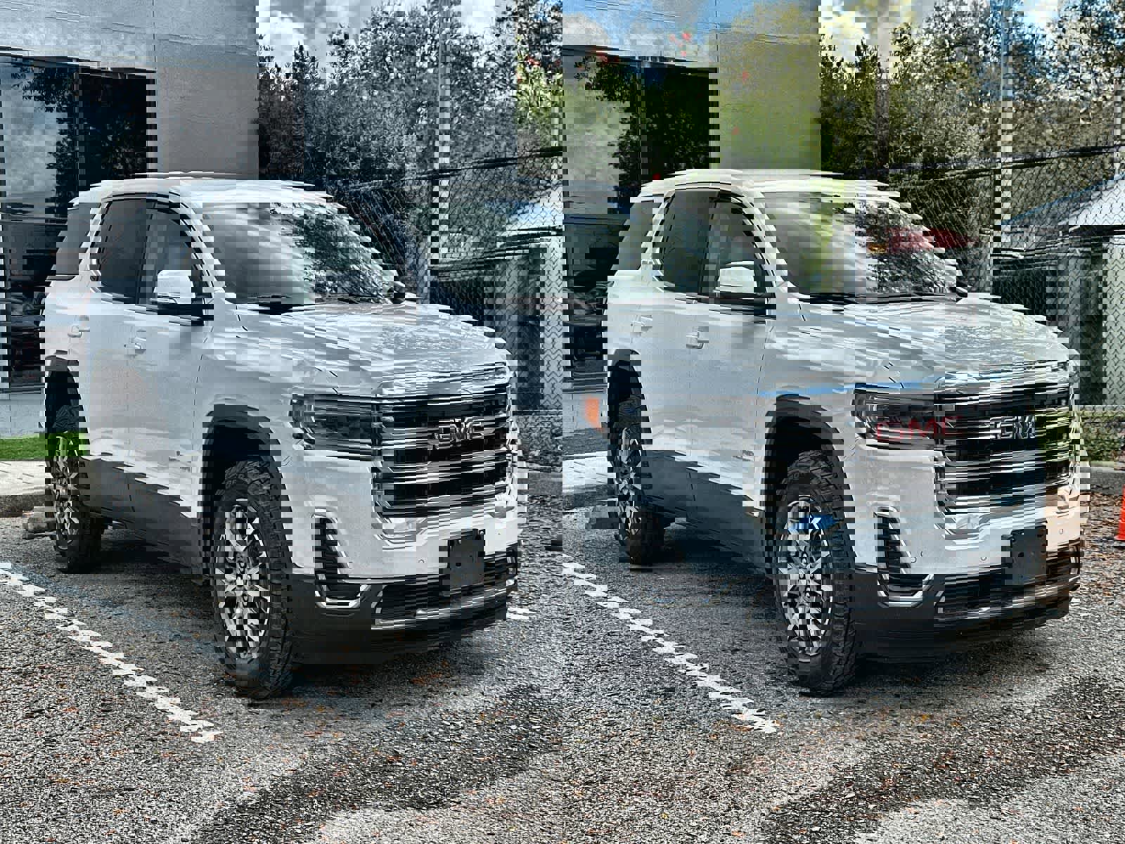 Used 2023 GMC Acadia SLE image 11