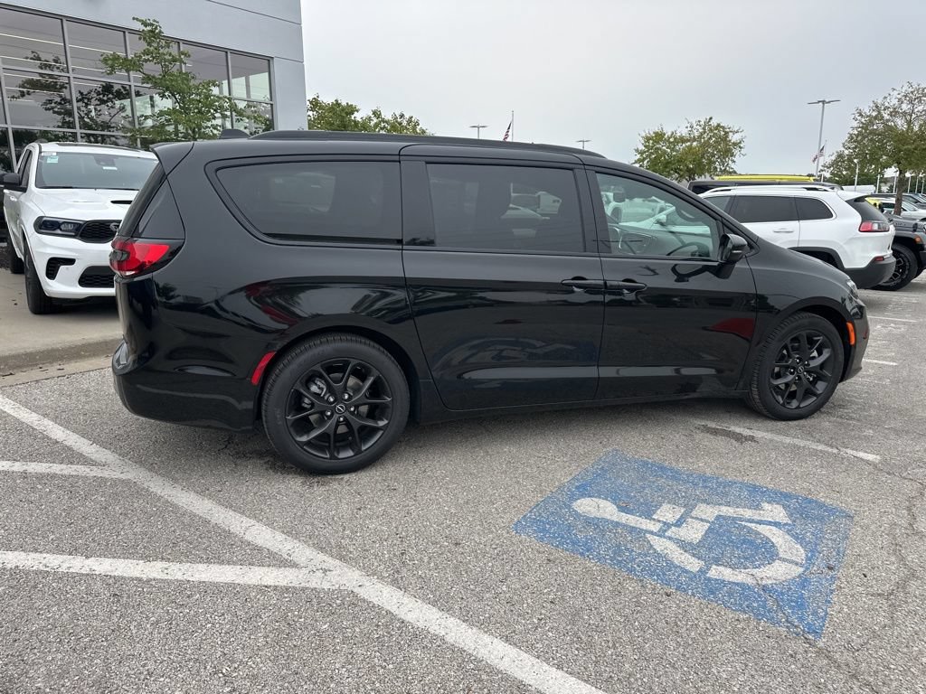 New 2026 Chrysler Pacifica Limited w/ S Appearance Package FWD image 35