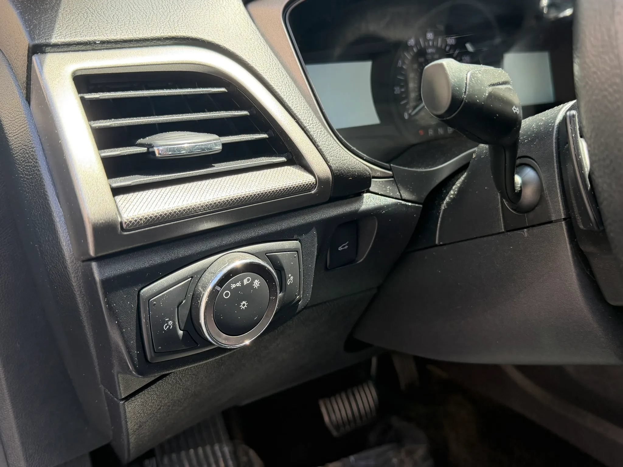 Used 2018 Ford Fusion SE w/ Fusion SE Technology Package FWD image 27