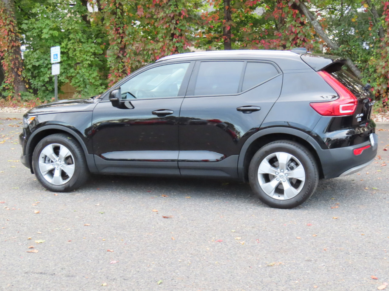 Used 2020 Volvo XC40 T5 Momentum image 3