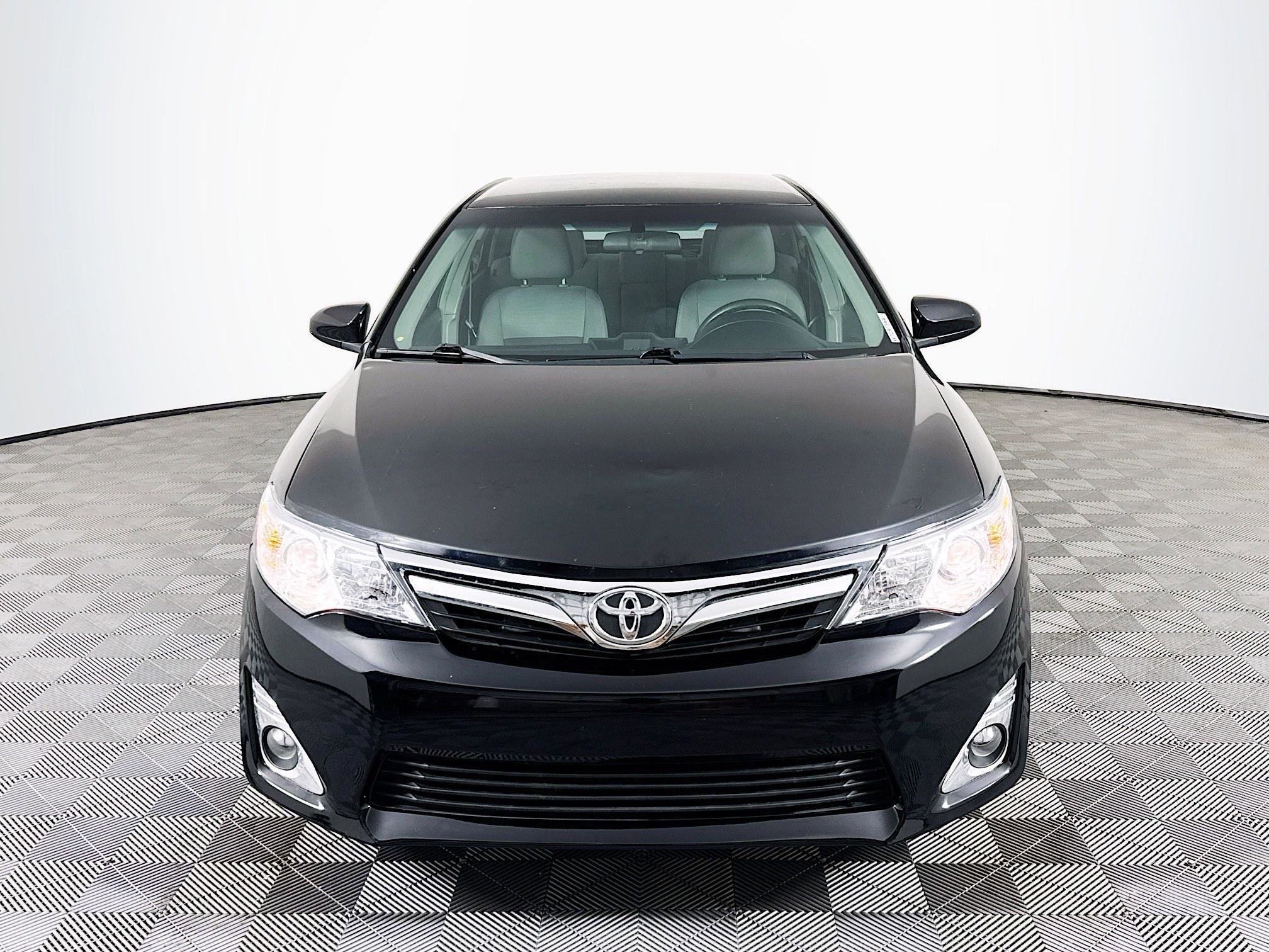 Used 2014 Toyota Camry SE image 2