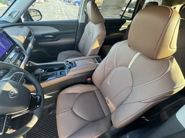 New 2026 Toyota Grand Highlander Platinum image 14