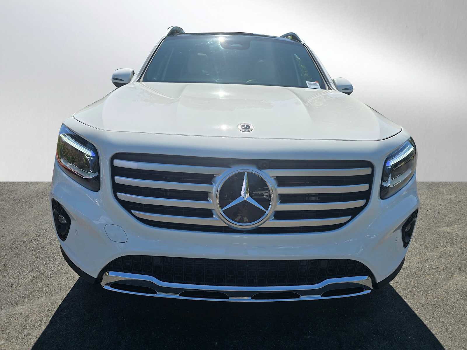 Used 2025 Mercedes-Benz GLB 250 4MATIC image 2