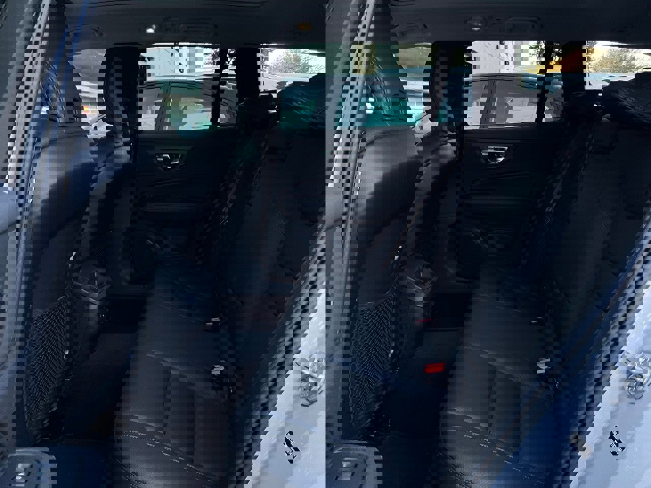 Used 2025 Volvo V60 B5 Cross Country Plus image 12