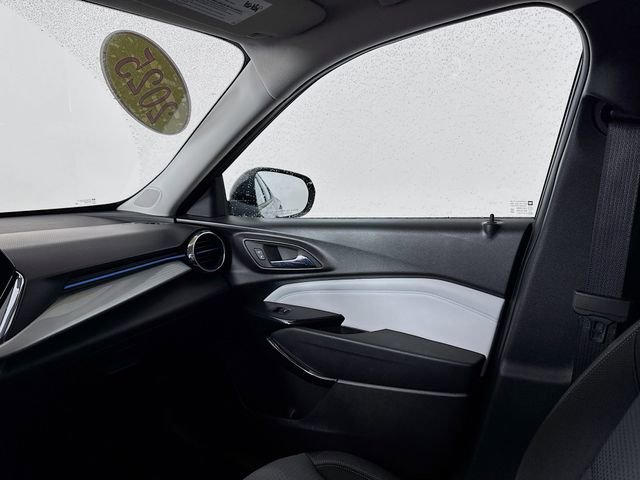 Used 2025 Chevrolet Trax LT w/ LT Convenience Package image 23