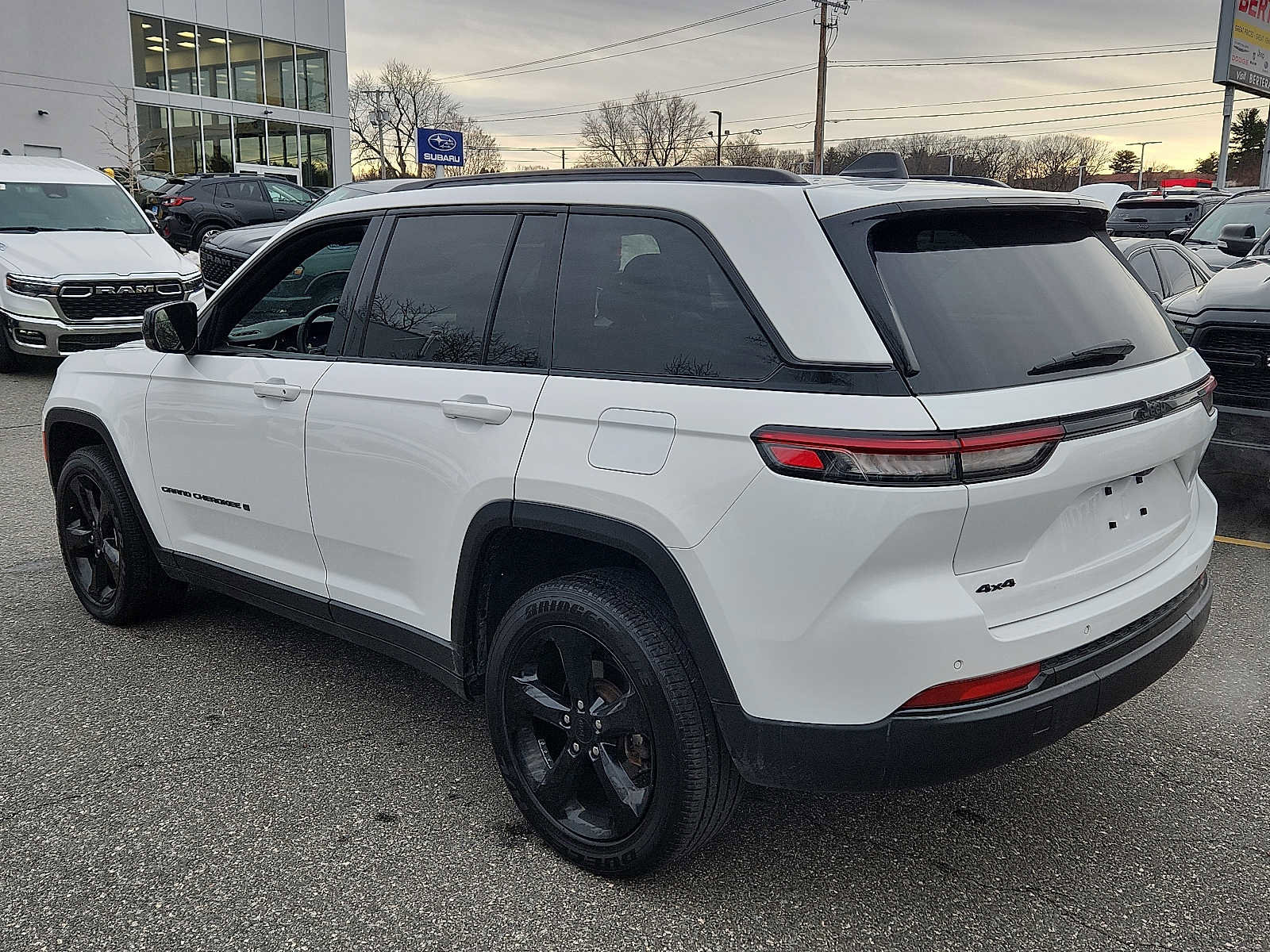 Used 2023 Jeep Grand Cherokee Altitude image 4