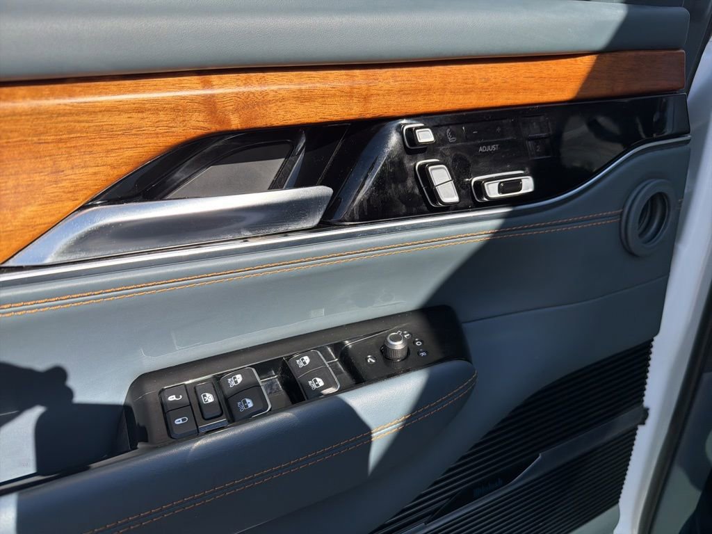 Used 2023 Jeep Grand Wagoneer Series III image 21