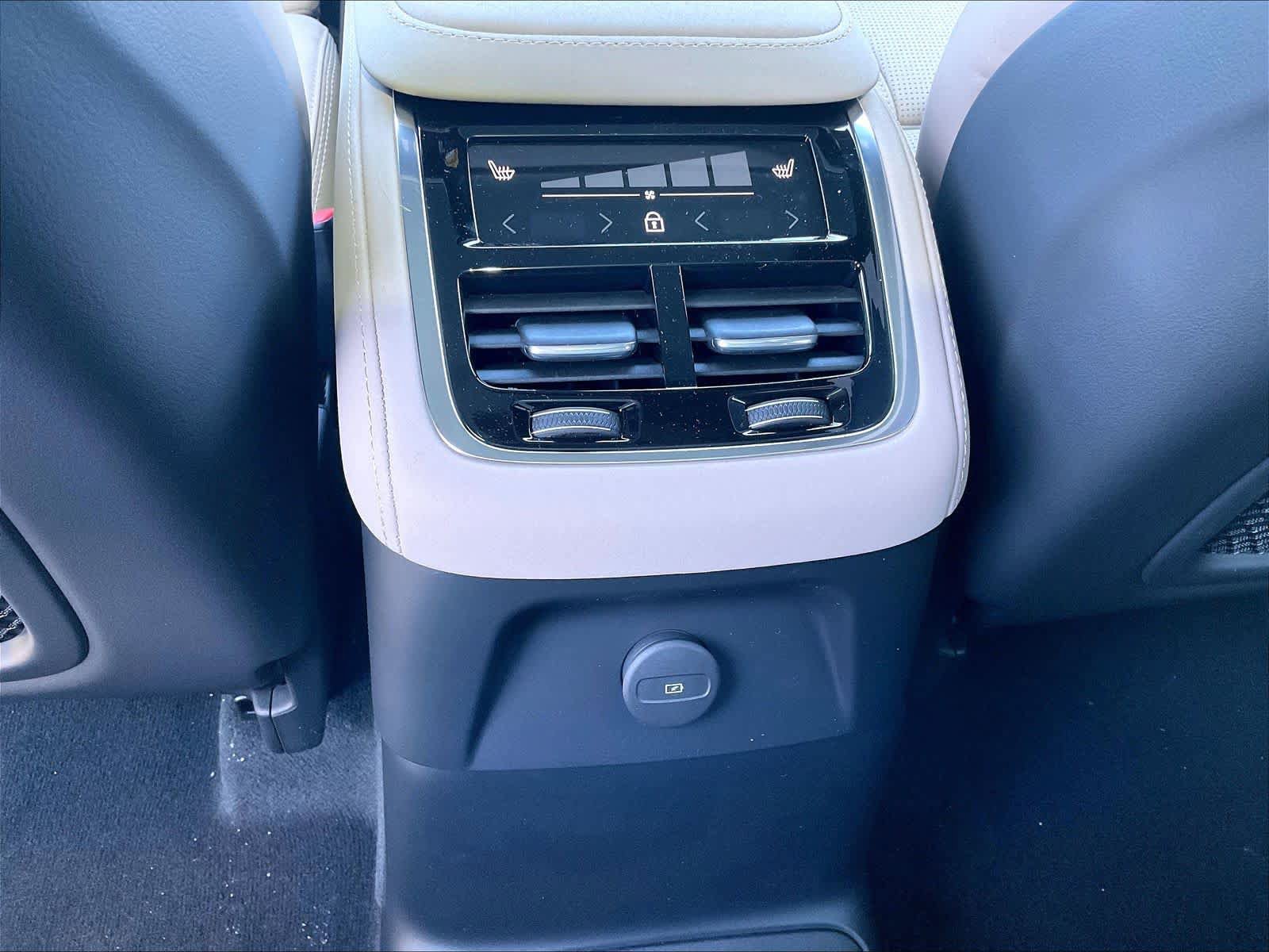 New 2026 Volvo XC90 T8 Ultra w/ Lounge Package image 16