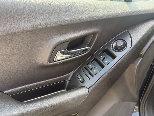 Used 2017 Chevrolet Trax LT w/ LT Convenience Package FWD image 10