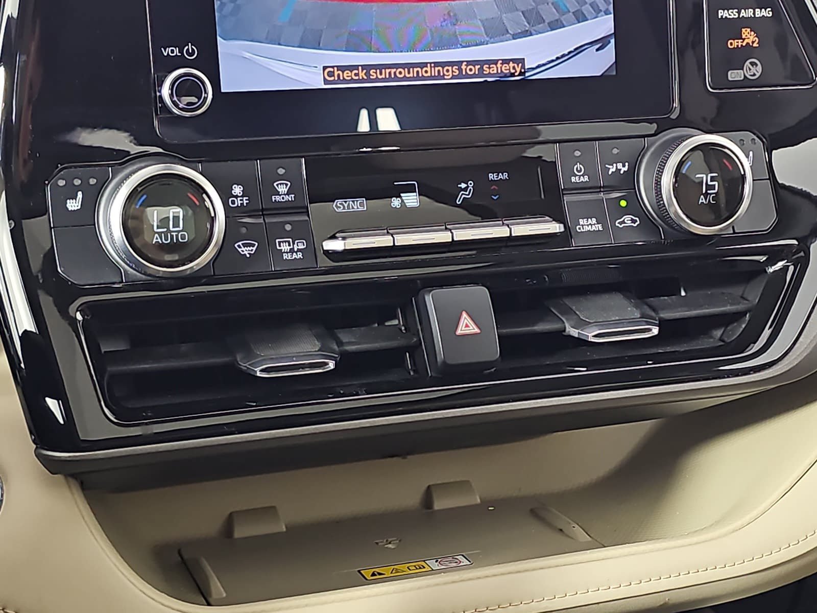 Used 2023 Toyota Highlander XLE FWD image 23