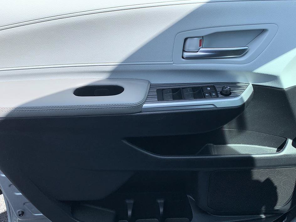 Certified 2025 Toyota Sienna XLE FWD image 9