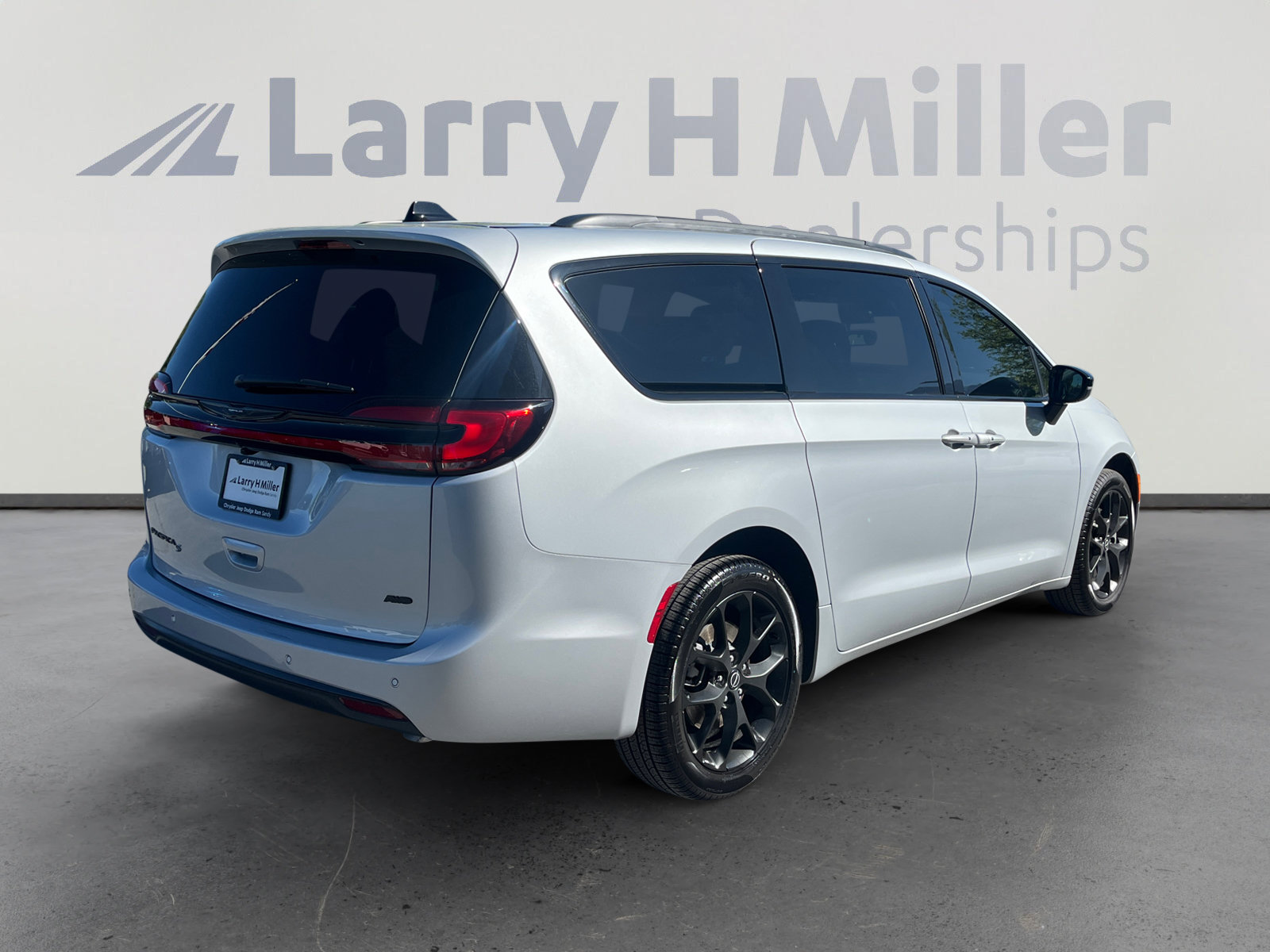 New 2026 Chrysler Pacifica Select w/ S Appearance Package AWD/4WD image 5