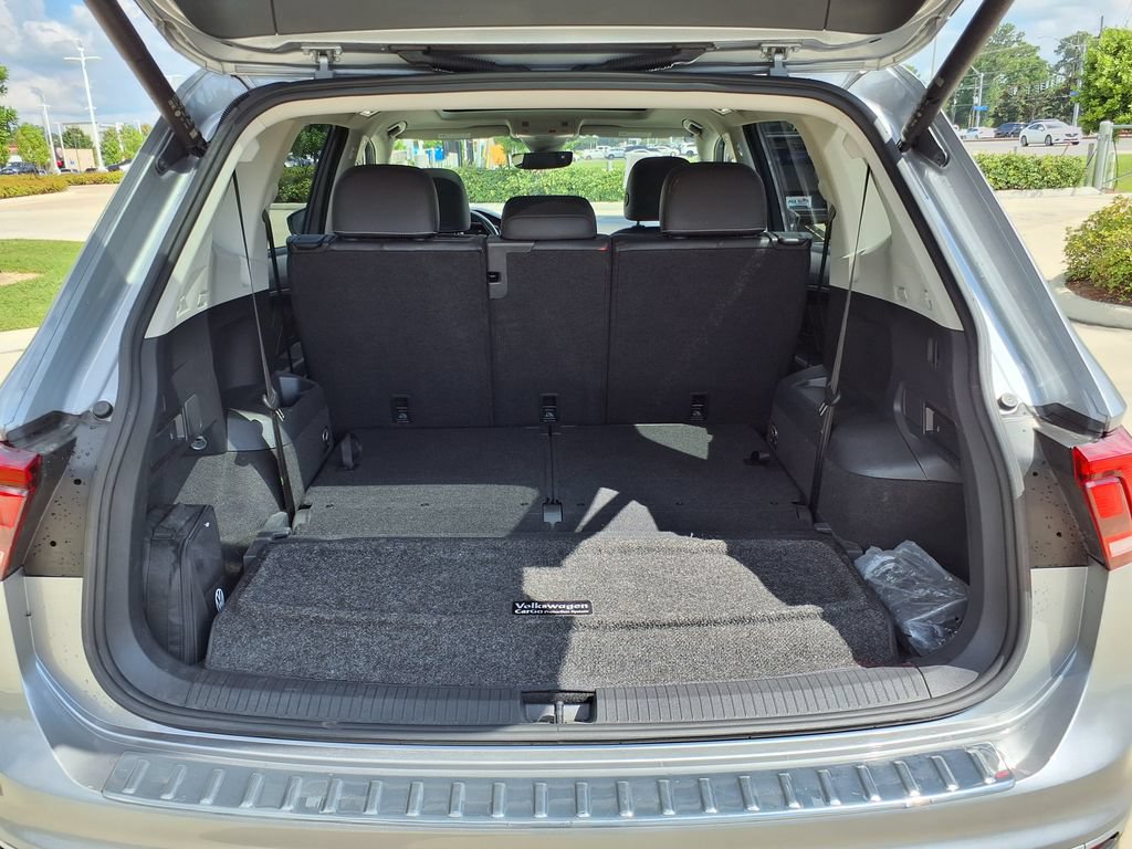 Used 2022 Volkswagen Tiguan SE w/ Panoramic Sunroof Package FWD image 12