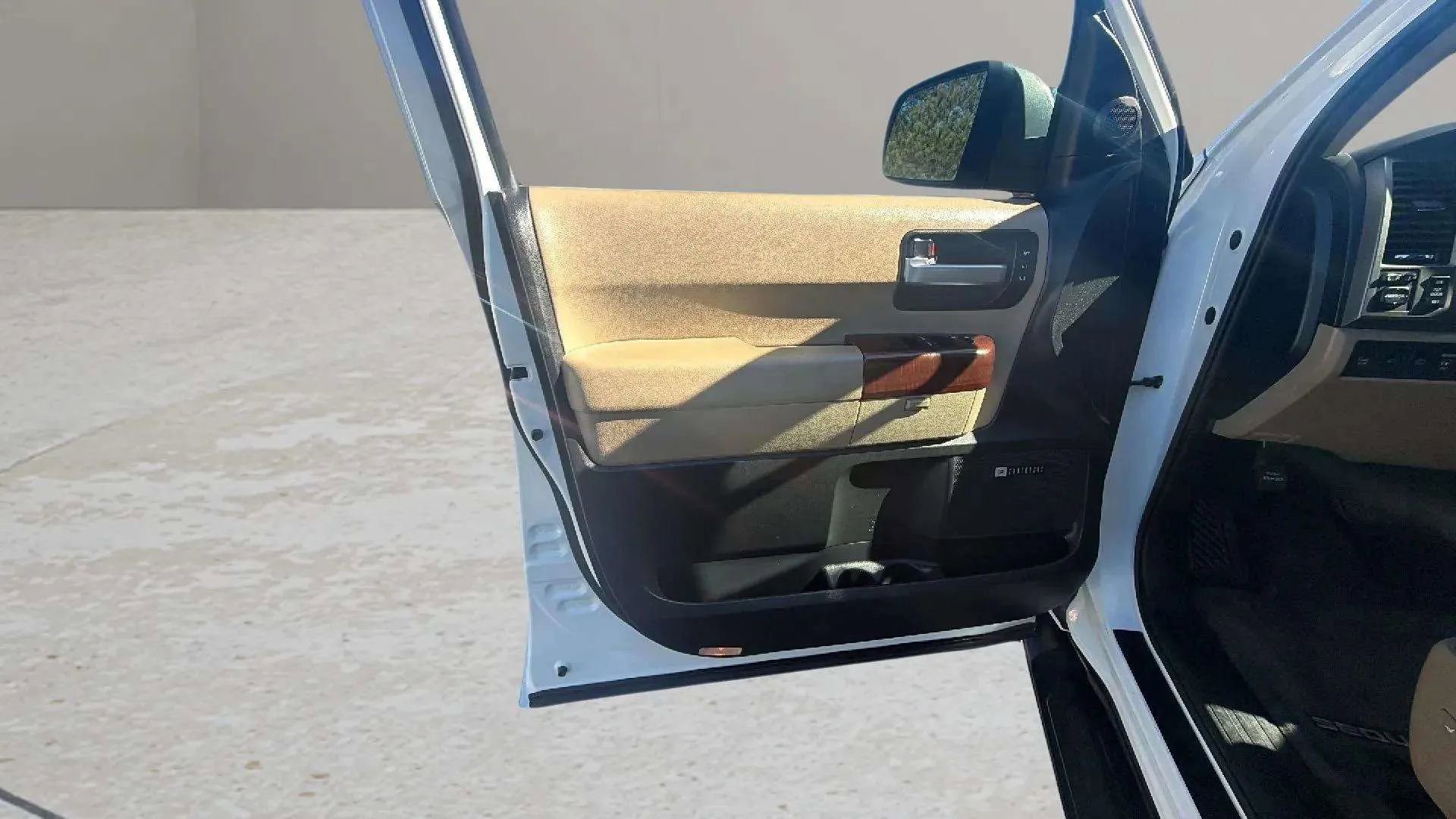 Used 2016 Toyota Sequoia Platinum image 33