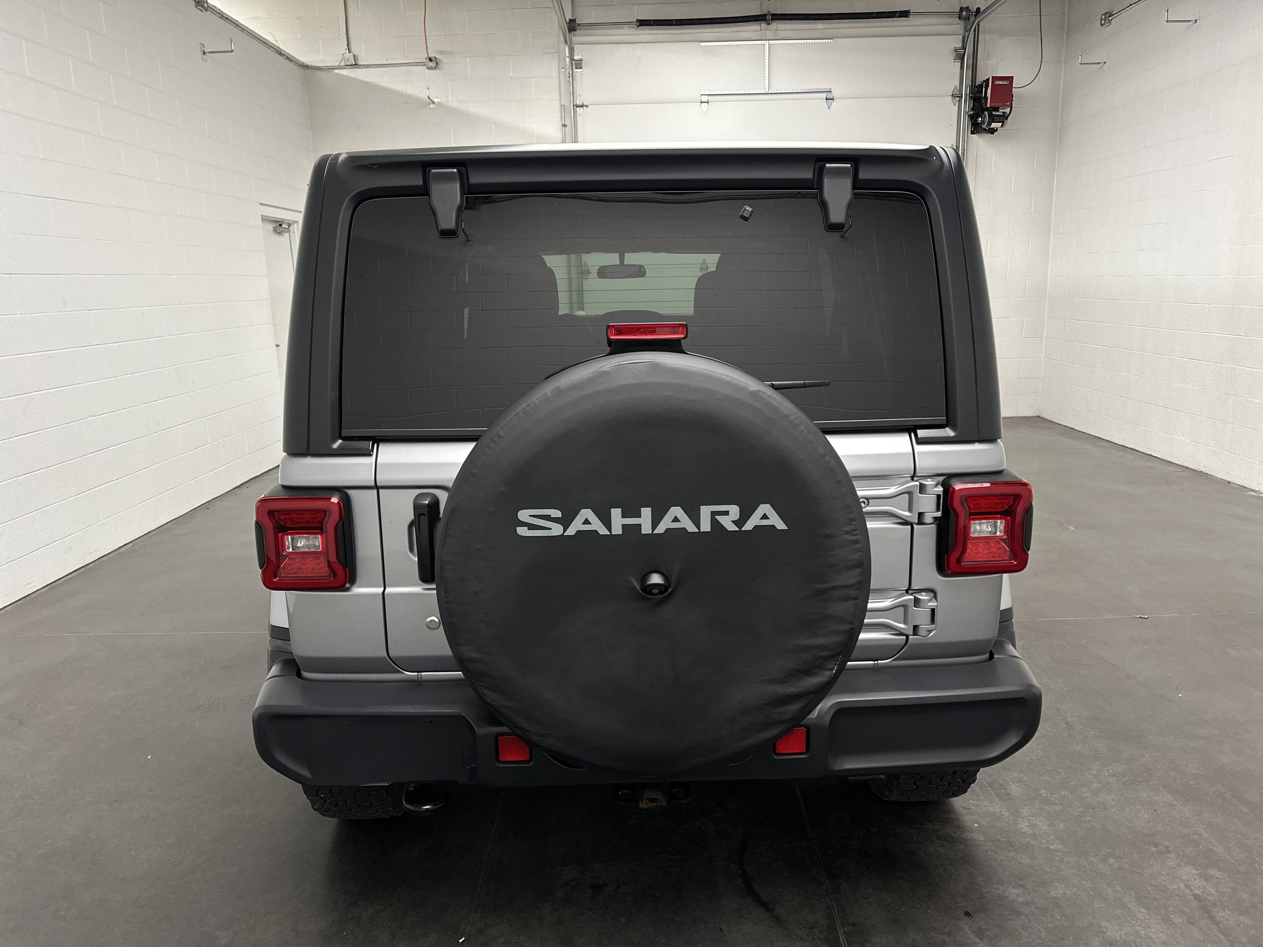 Used 2018 Jeep Wrangler Unlimited Sahara image 7