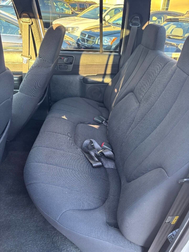 Used 2003 Chevrolet S10 Pickup LS image 28