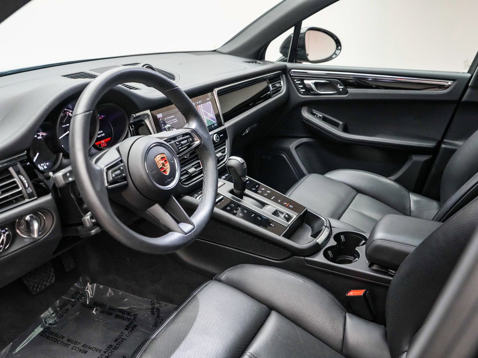 Certified 2025 Porsche Macan image 4