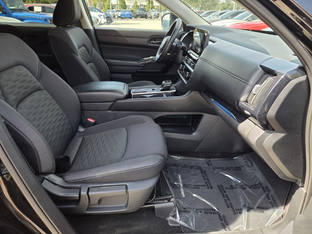 Certified 2025 Nissan Pathfinder SV FWD image 11