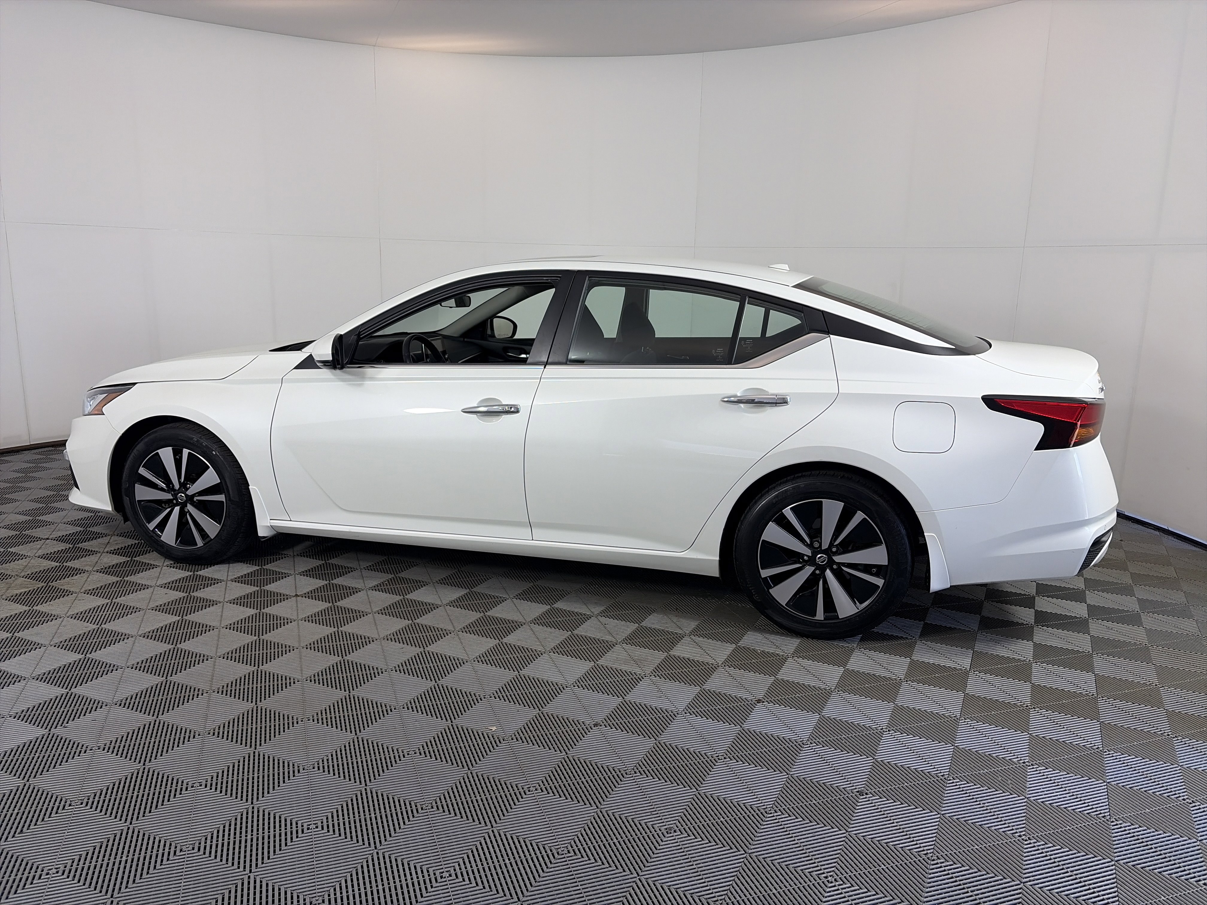 Used 2022 Nissan Altima 2.5 SV w/ SV Premium Package FWD image 8