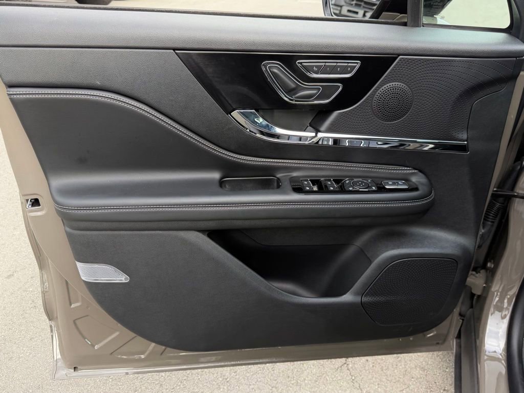 Used 2025 Lincoln Corsair FWD w/ Equipment Group 101A image 16