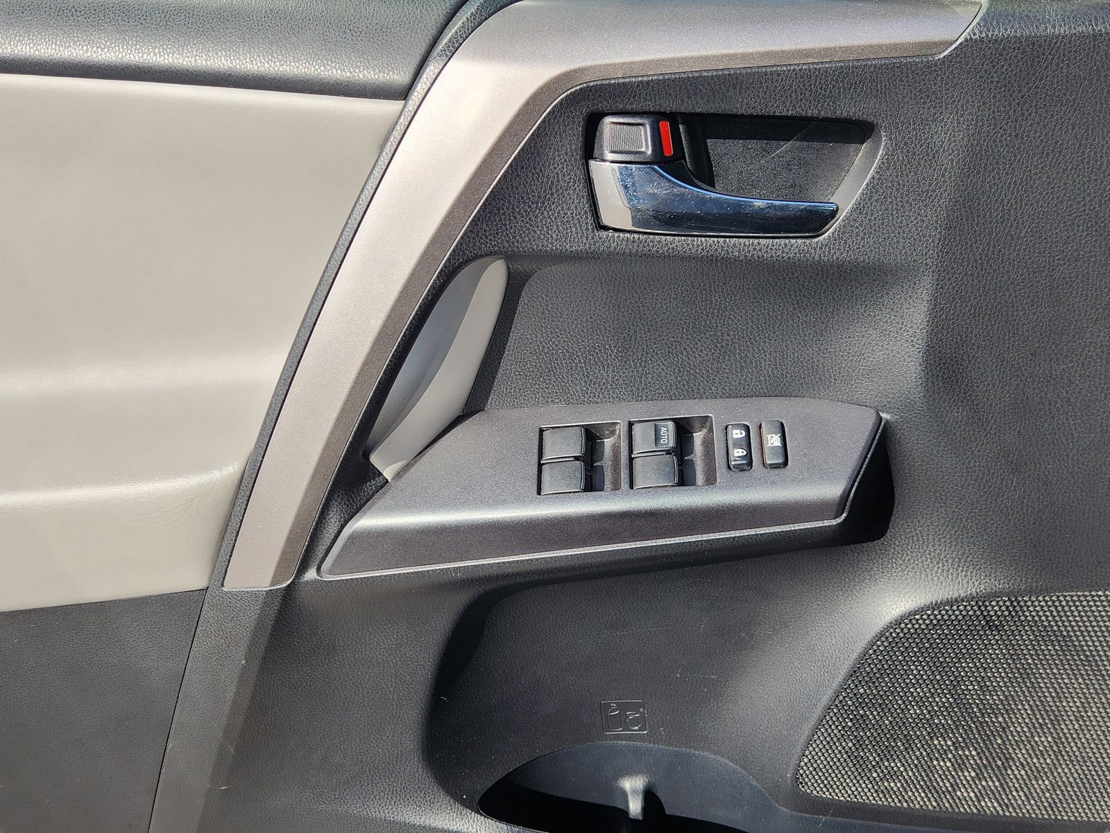 Used 2018 Toyota RAV4 XLE image 27