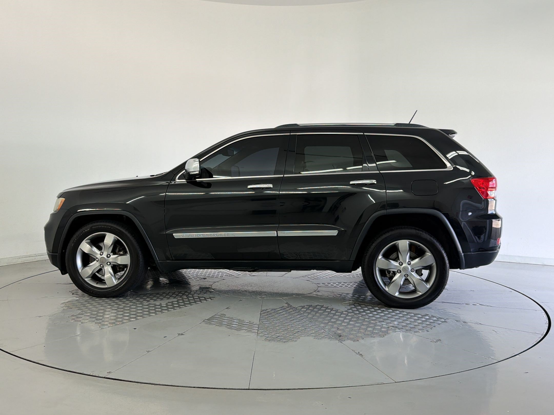 Used 2013 Jeep Grand Cherokee Limited AWD/4WD image 2