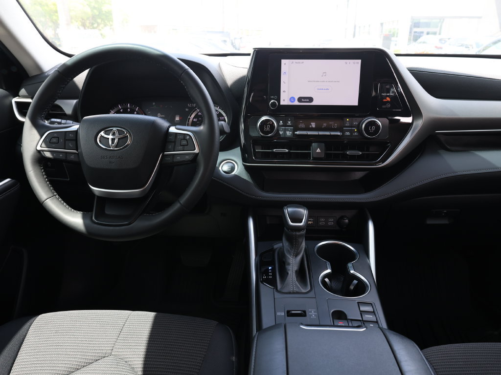 Used 2024 Toyota Highlander LE FWD image 22