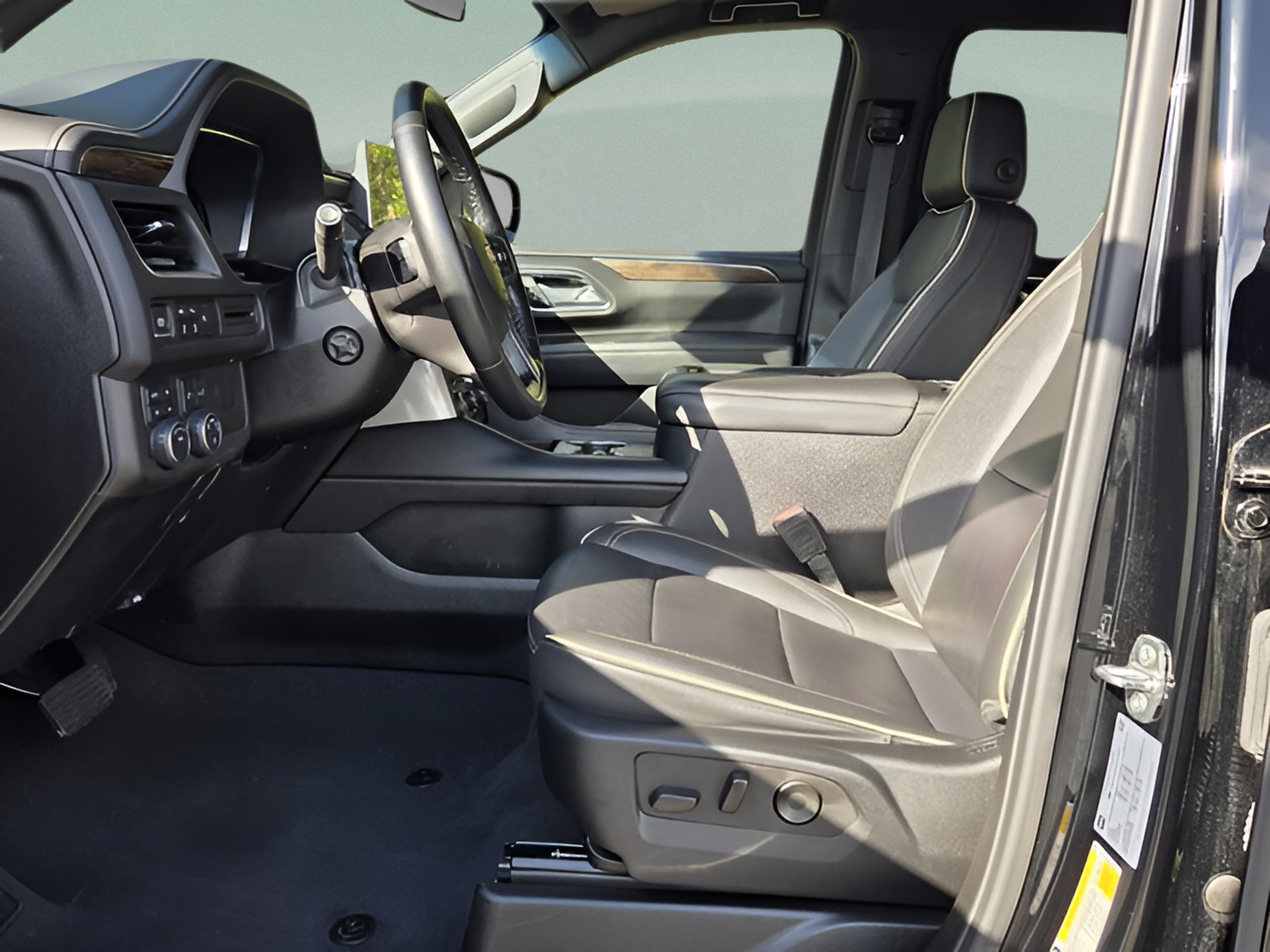 Used 2024 Chevrolet Suburban Premier AWD/4WD image 9
