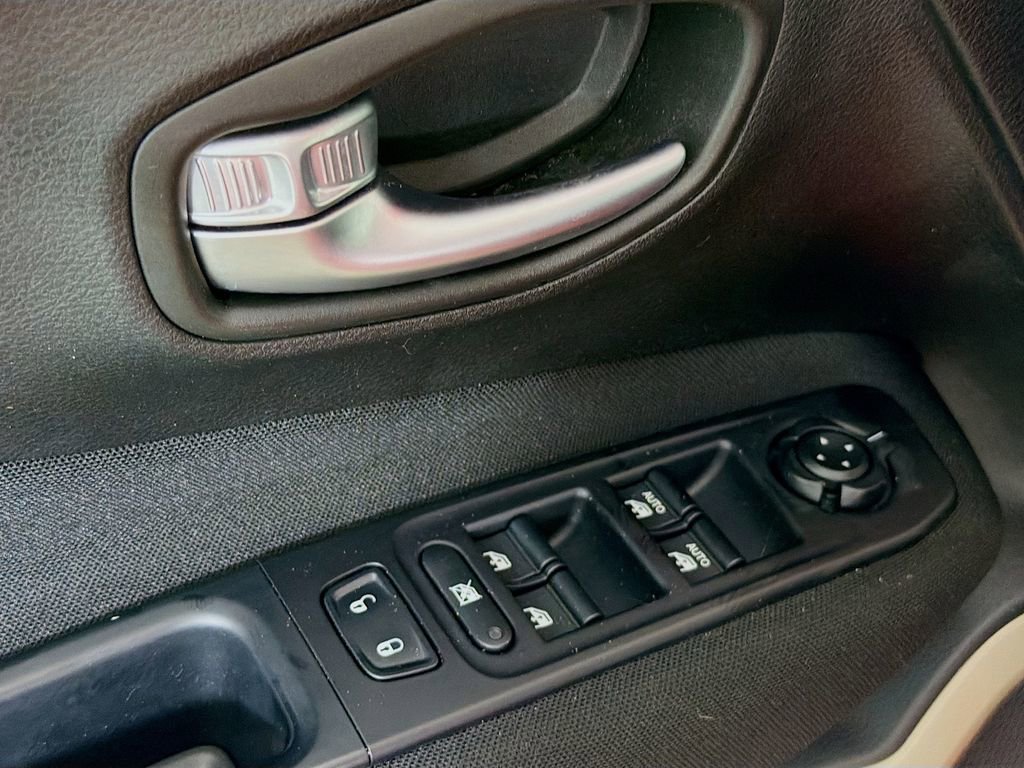 Used 2017 Jeep Renegade Latitude image 18