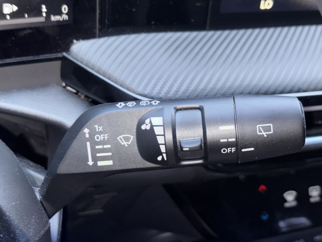 Used 2025 Nissan Kicks SR FWD image 10