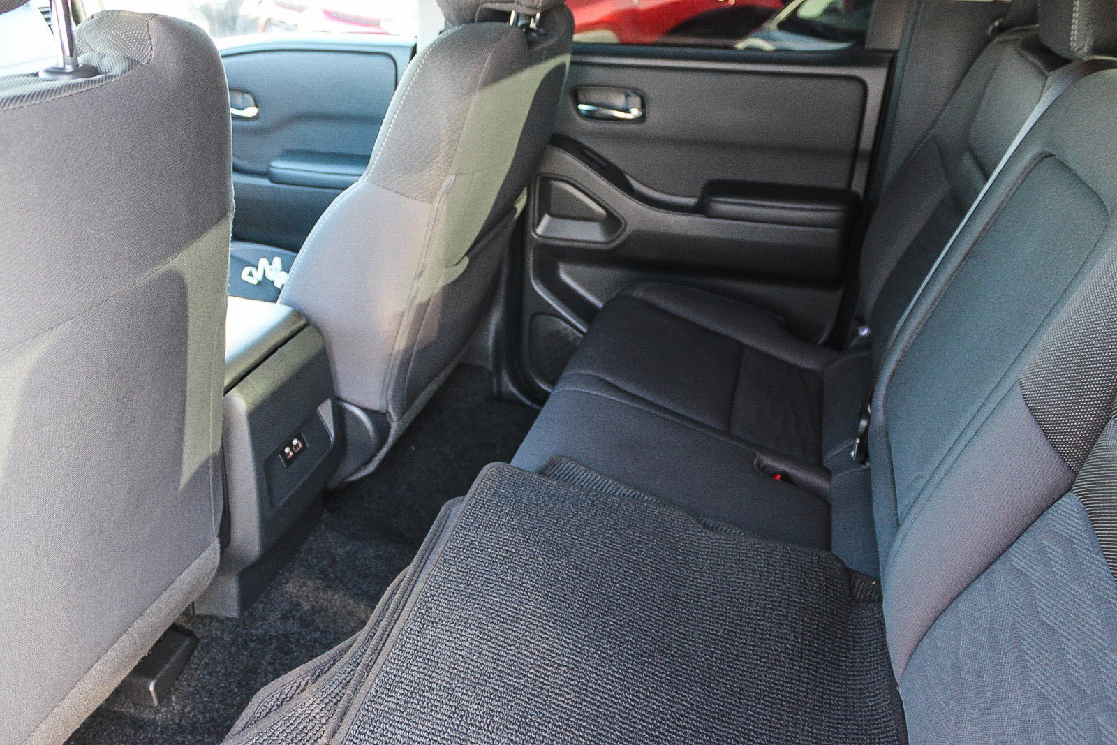 Used 2024 Nissan Frontier SV image 19