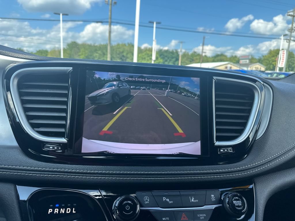 Used 2025 Chrysler Pacifica Limited FWD image 24