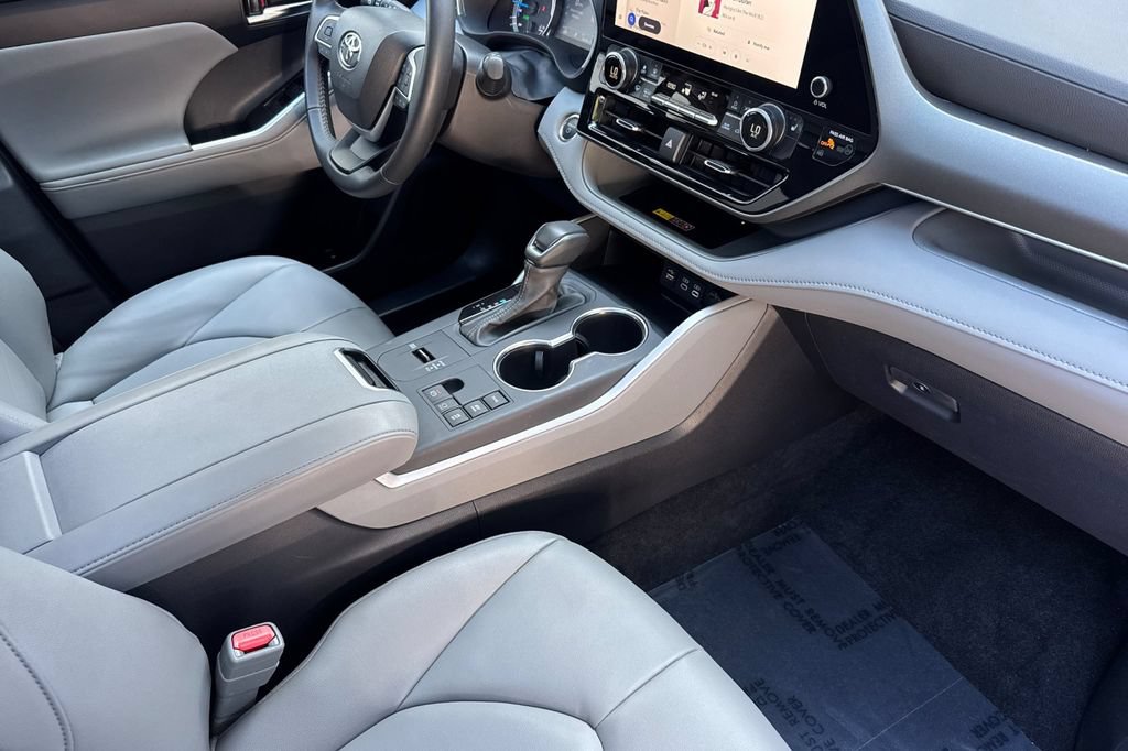 Certified 2025 Toyota Highlander XLE AWD/4WD image 16