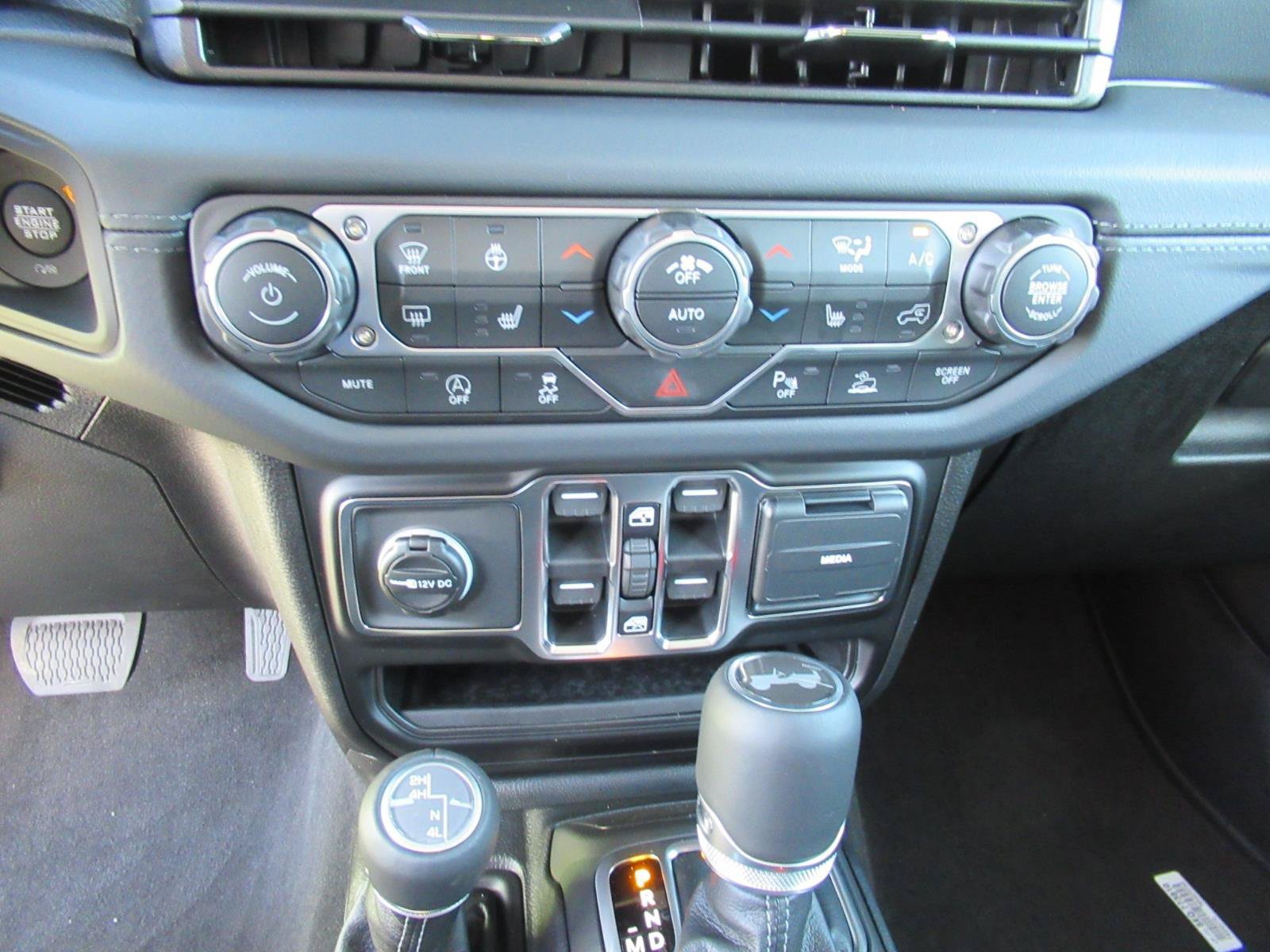 New 2026 Jeep Wrangler Unlimited Sahara w/ Whitecap Package AWD/4WD image 25