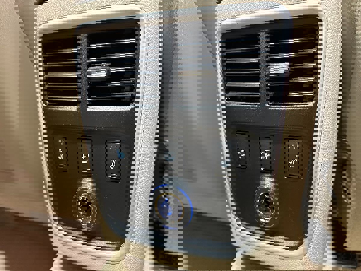 Used 2013 Chrysler 300 C w/ Light Group image 18