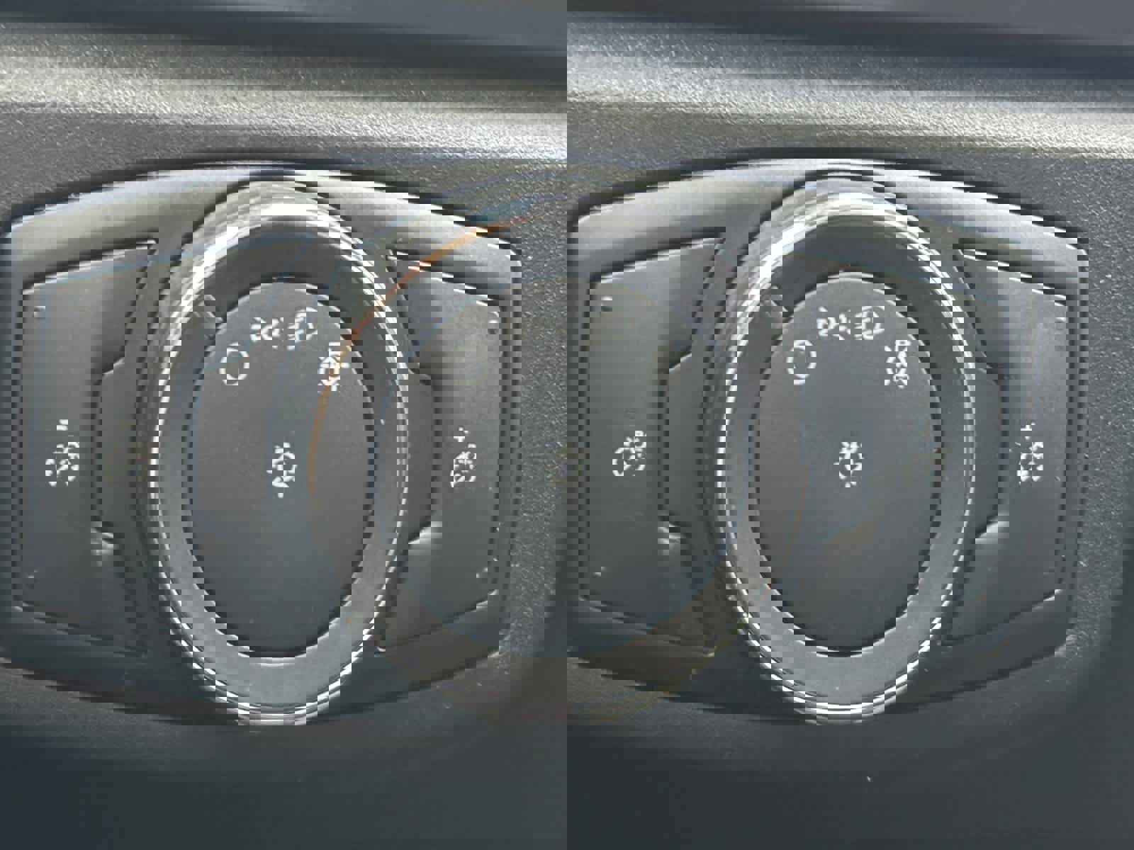 Used 2018 Ford Fusion SE w/ Fusion SE Technology Package FWD image 16