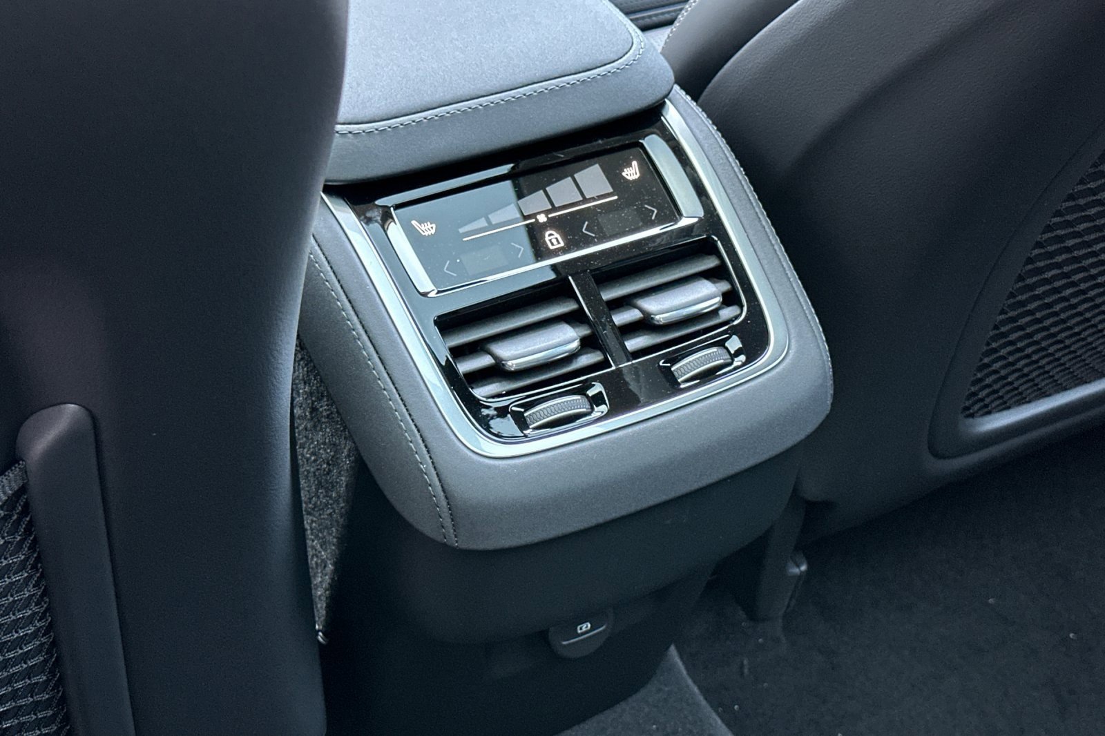 New 2026 Volvo XC90 B6 Ultra w/ Protection Package image 13