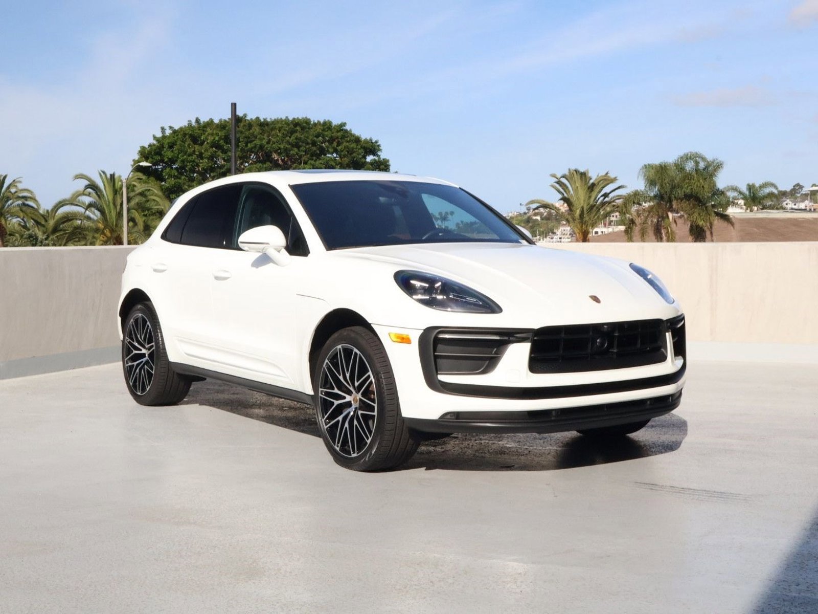 Certified 2025 Porsche Macan image 7