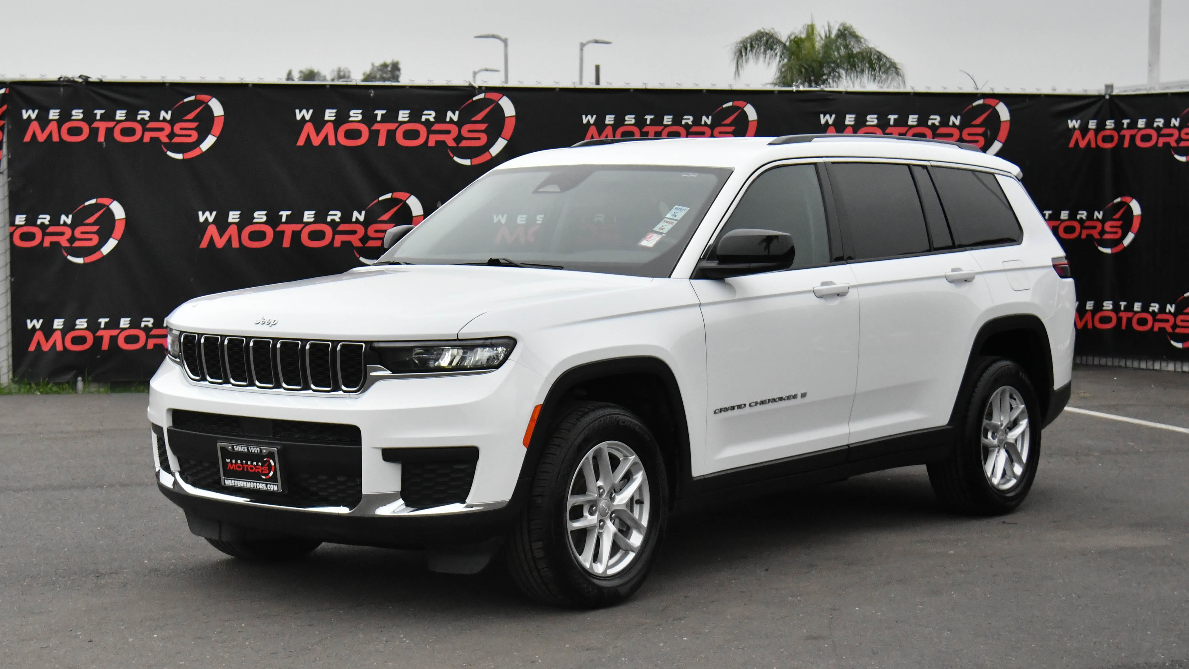 Used 2023 Jeep Grand Cherokee L Laredo image 3