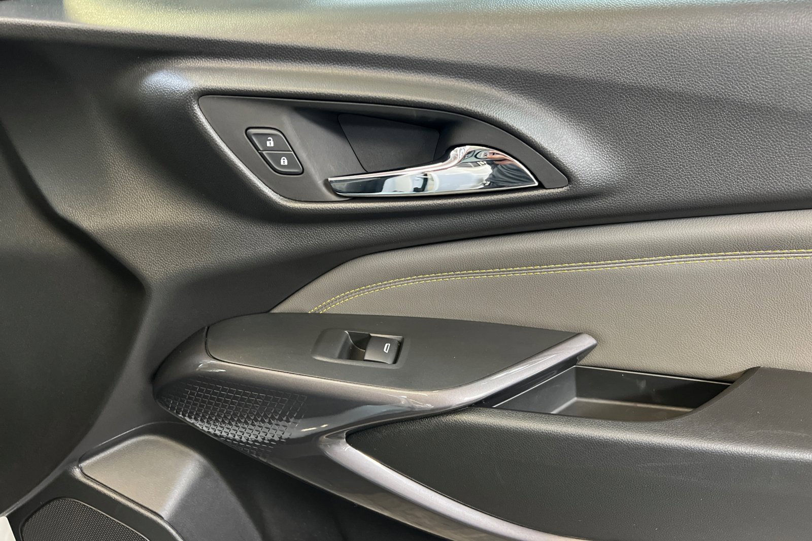 Used 2024 Chevrolet Trax ACTIV w/ Sunroof Package image 21