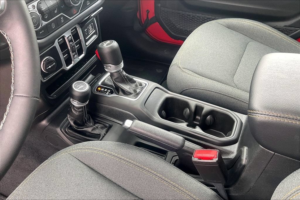 Used 2025 Jeep Wrangler Unlimited Sahara AWD/4WD image 15