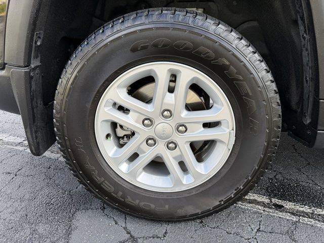 Used 2024 Jeep Grand Cherokee Laredo w/ MOPAR Finishing Package image 37